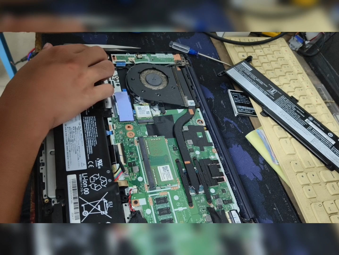 聯想品牌筆記本電腦更換內置電池的專業指南